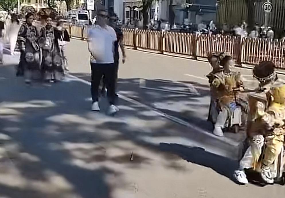 北京街头，故宫东华门外，有网友满脸惊愕拍到不少穿着清代满族旗装，皇后、嫔妃、格格