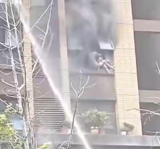 大人小孩火场避险不慎从5楼坠下7月27日，江苏连云港清晨一小区一户5楼起火，浓烟
