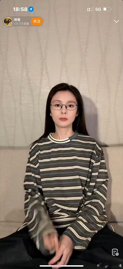 傅菁直播演我边化妆边追剧 谁懂啊！傅菁直播里一边描眉毛一边看自己演的戏，看到自己