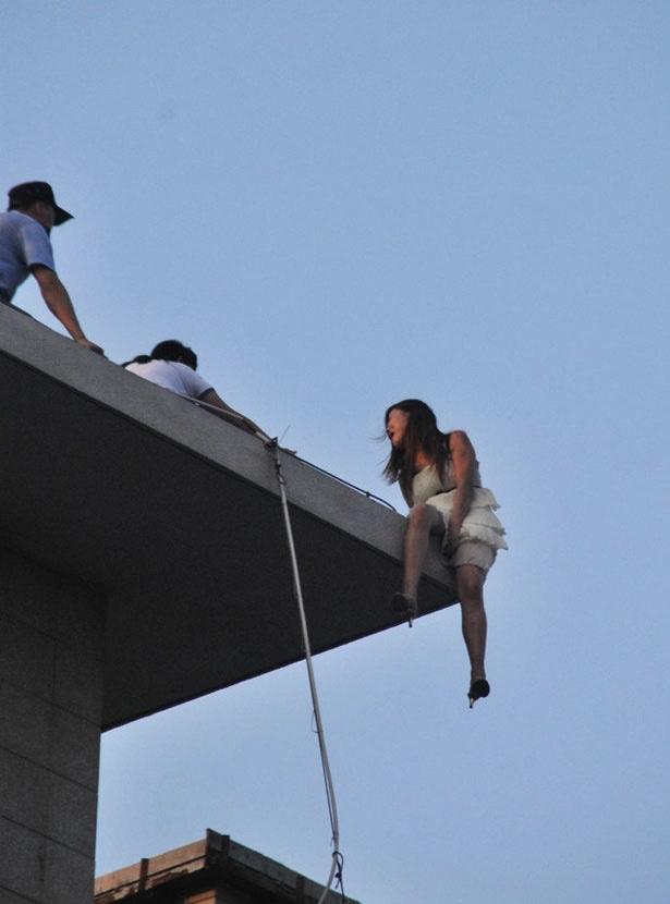 河南鲁山县发生了一起让人痛心疾首的悲剧，28岁的高中教师魏某，在新婚当天从7楼婚