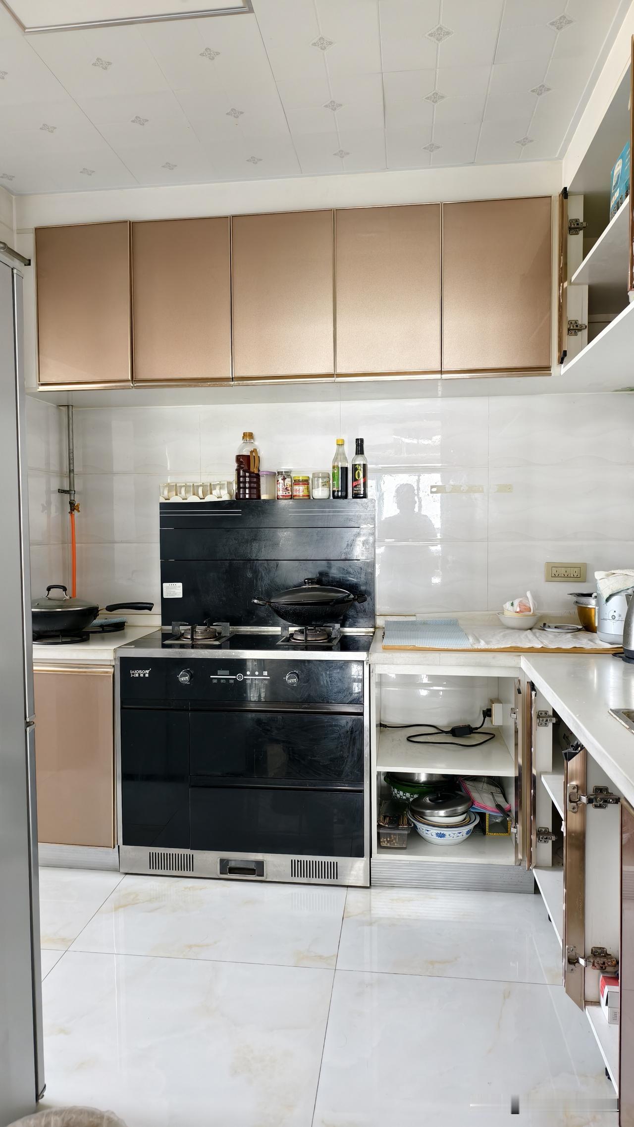 奉劝大家千万不要用这种金刚门了！

时间一长，胶老化之后，门就散架了，边角的非常