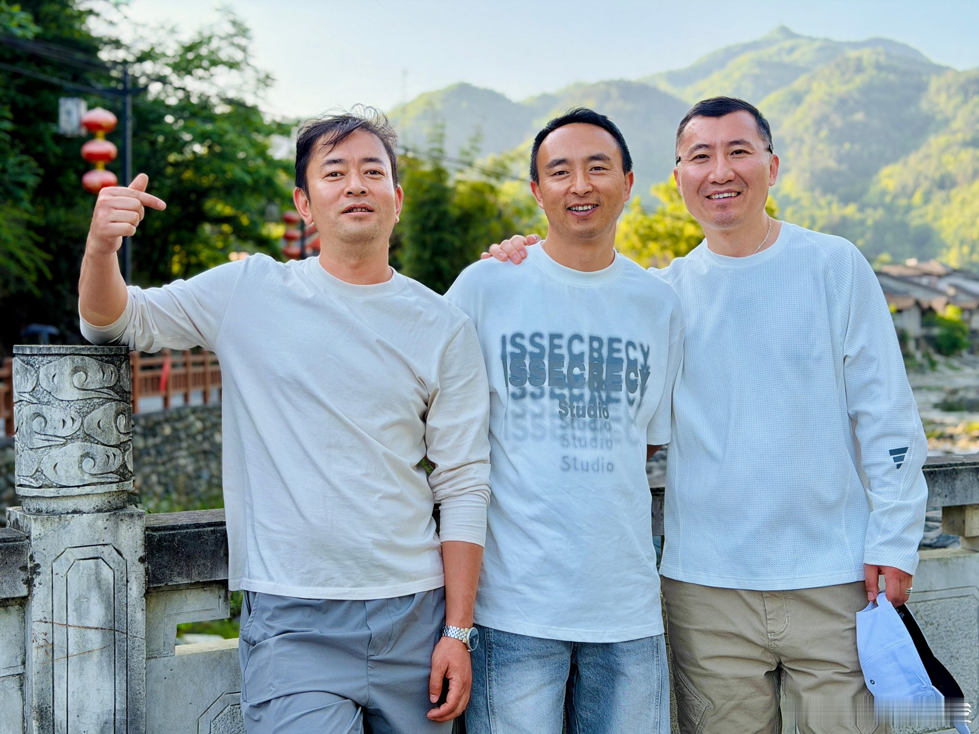 三人皆年逾八十，耳俱重听，然晤叙竟能大略听清，彼此谈笑，一如少时。好梦~~~ 