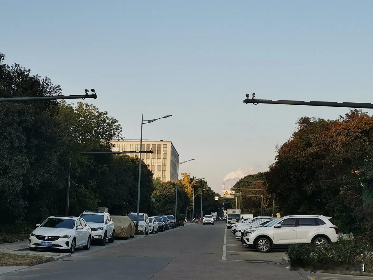 不到两百米的距离，安装了这么多摄像头（左3个，右4个），这是干啥的前奏？有人知道