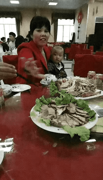 大姐，注意着点，你怀里的孩子正看着呢！