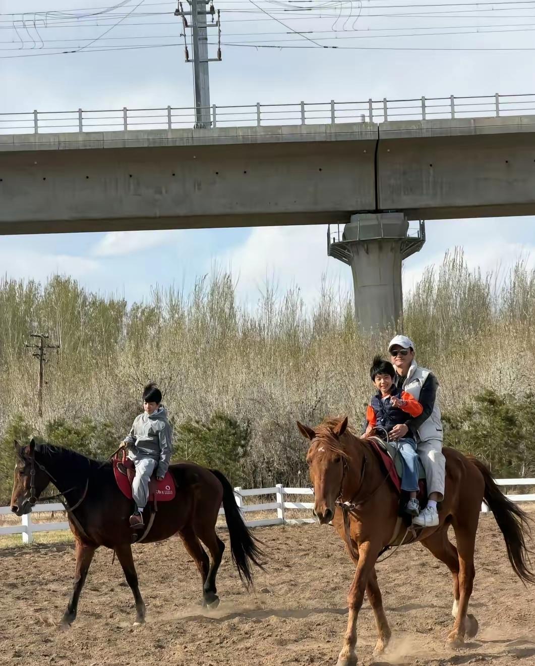 4月7日，吴京晒出与儿子骑马的照片，照片中父子三人在马背上玩的不亦乐乎！
镜头下
