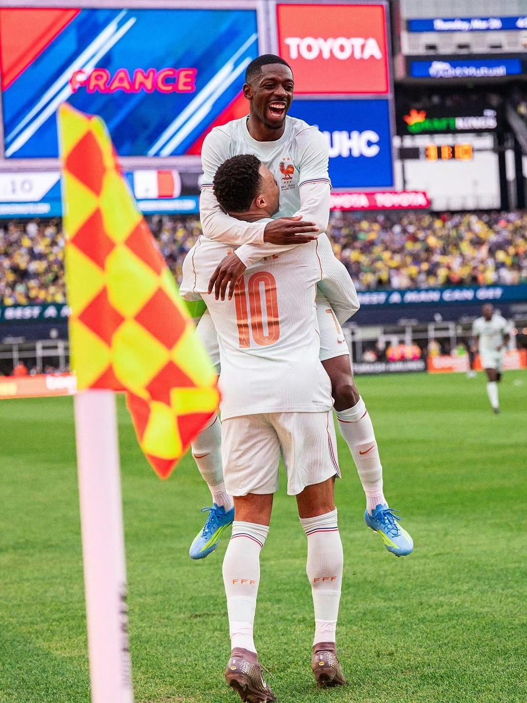 法国队的豪华锋线：

姆巴佩：本赛季目前在皇马35场比赛打进38球5助攻，身价2