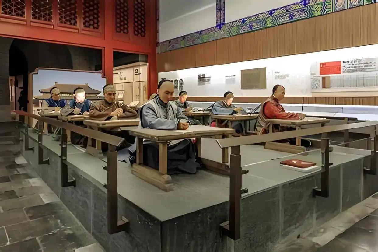 清朝有一场乡试，放榜后考生上街聚众告状，涉案主考被押回南京受审，复试才揭穿真相。