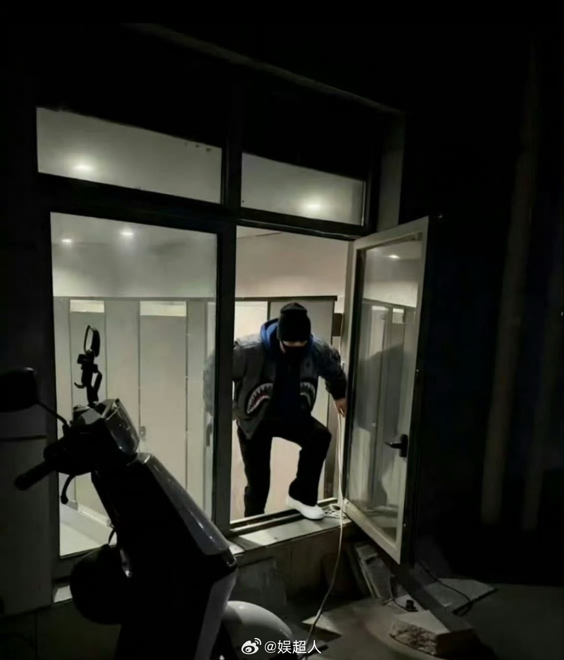 刘耀文为躲避私生翻厕所窗户刘耀文躲私生 刘耀文为躲避私生翻厕所窗户，看把孩子逼成