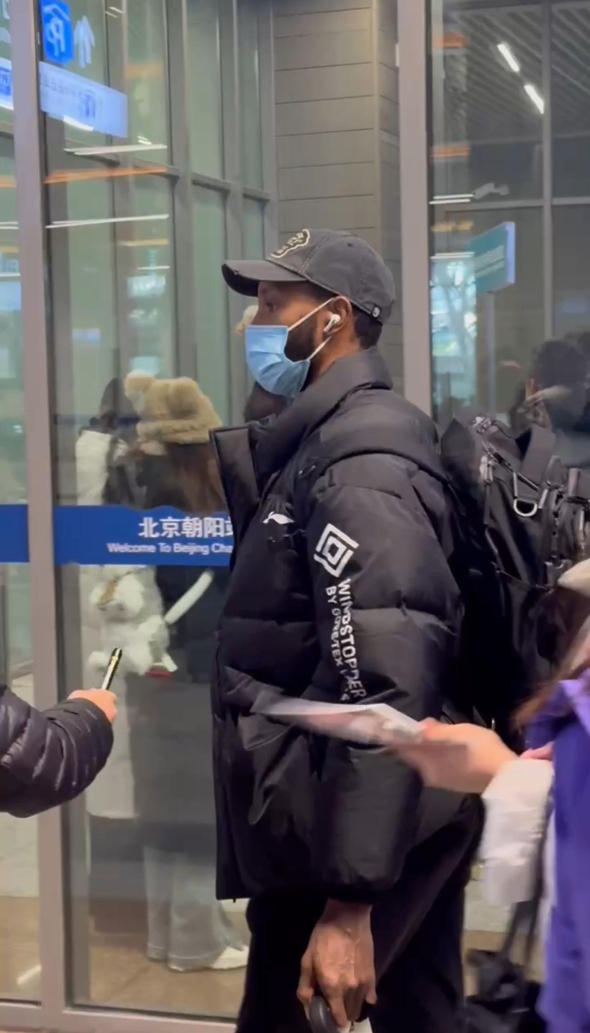 弗格随队乘坐高铁前往客场北京同时弗格的妻子和女儿踏上回美国的路程弗格为了不给球队
