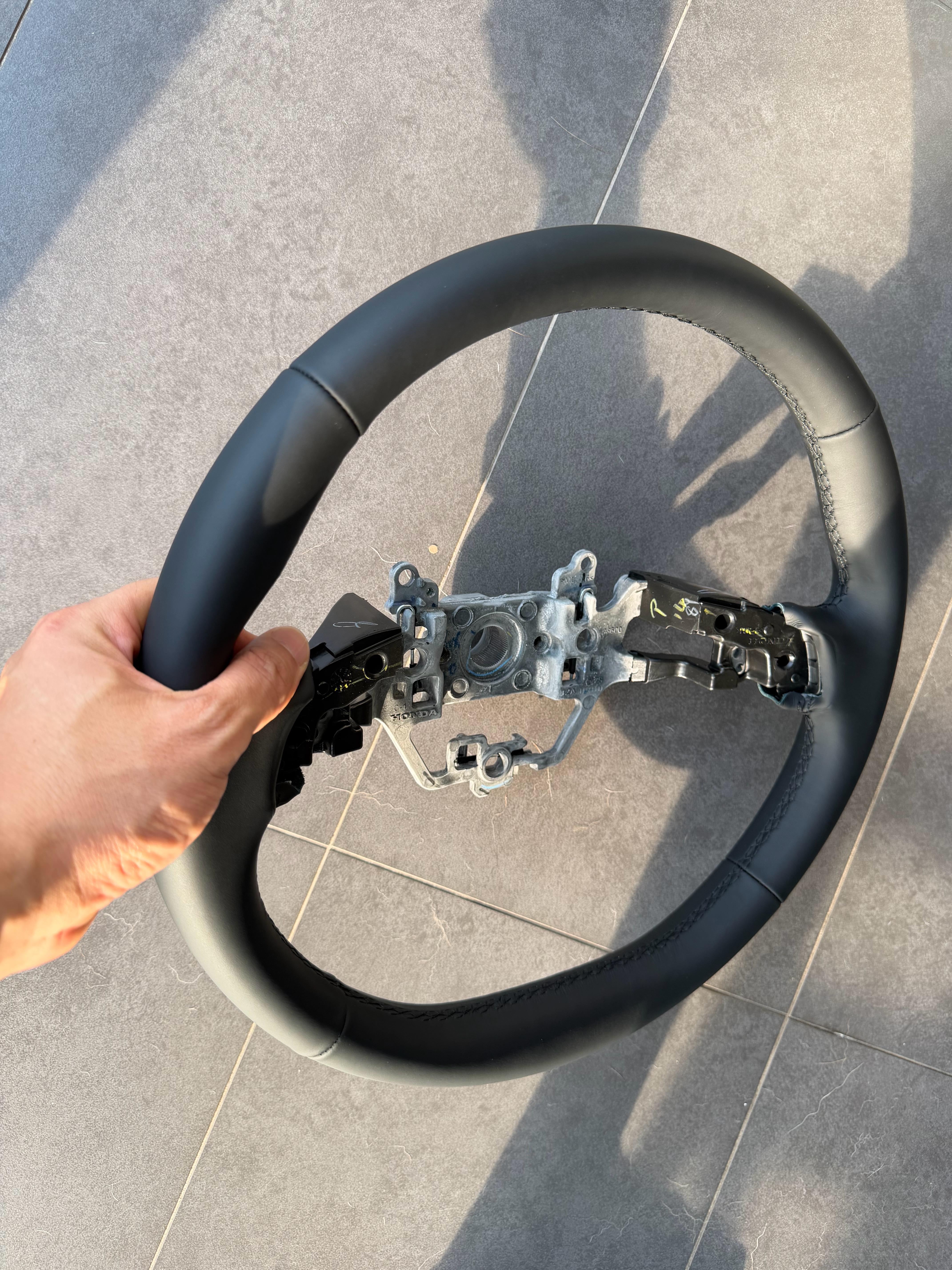 又给我飞度上个高级货，来自来福酱的真皮方向盘！！380 块！！ 