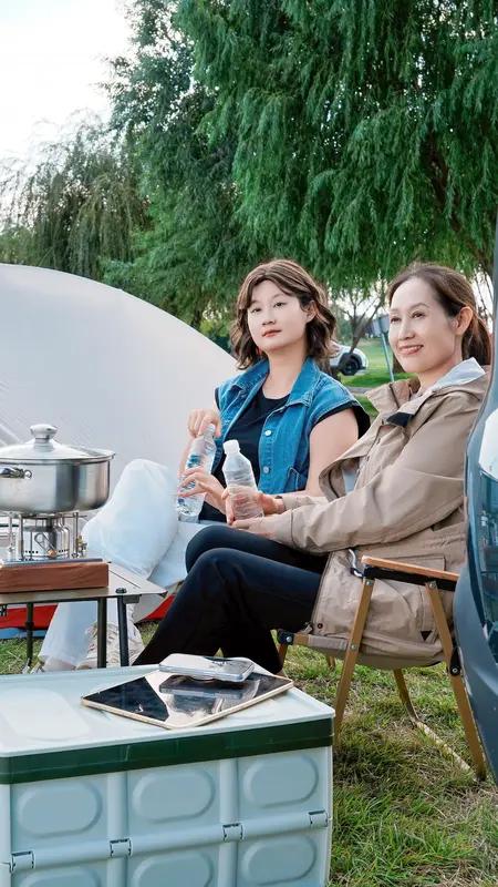 国内首档“50岁+熟龄恋综”《日落时分说爱你》定档12月25日，简直太让人期待了