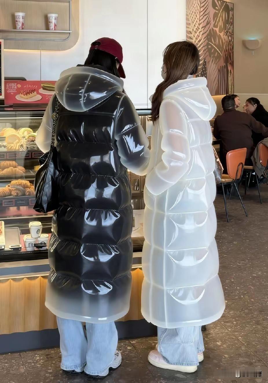 老伴刷到的，看上去好亮眼！

是羽绒服吗？咋看也不像啊！

有人说，是“冲气衣”