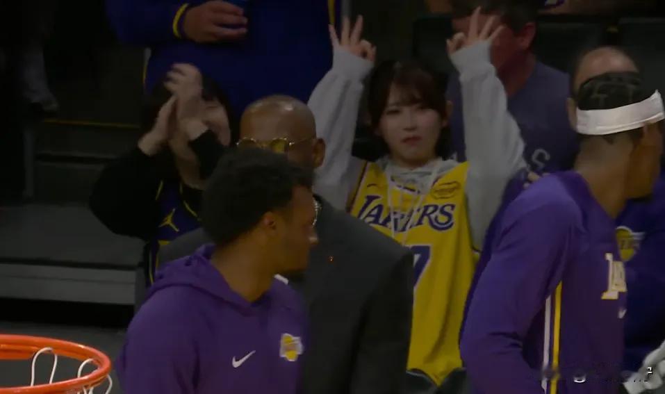 来看 NBA 的她
