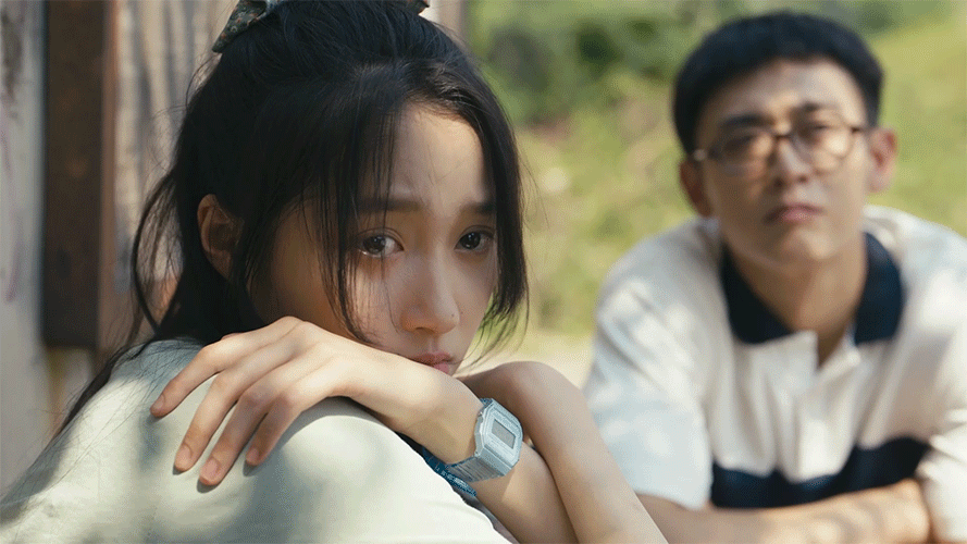 关晓彤漂亮得像洋娃娃一样 真的被关晓彤美到失语🥹 精致得像真人洋娃娃，青春灵动