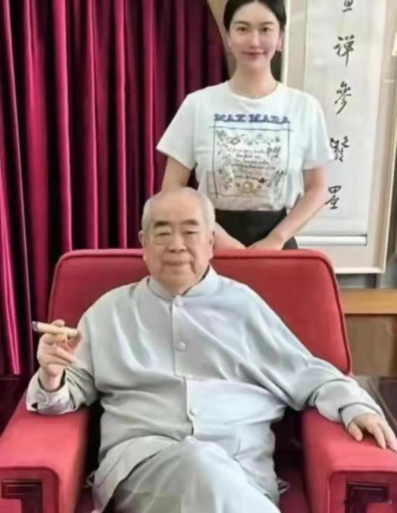 一个贪财，一个好色？相差50岁的范曾、徐萌，结婚一年就成了笑话！ ​​​