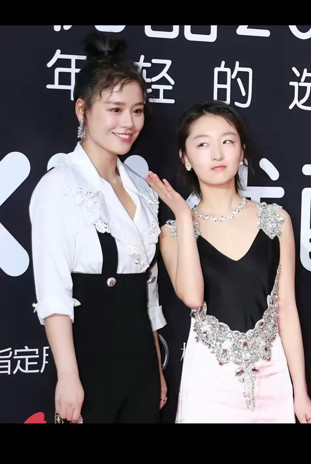 一直以为马姐是大脸盘子么，没想到她的脸竟如此小巧精致！
特别是她跟周冬雨，跟倪妮