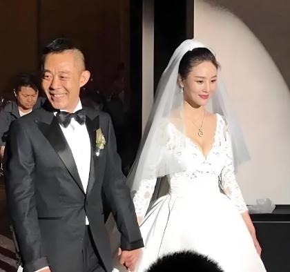 2002年，侯勇站在华表奖领奖台上，当着全国观众的面哭着说："没有太太，就没有我