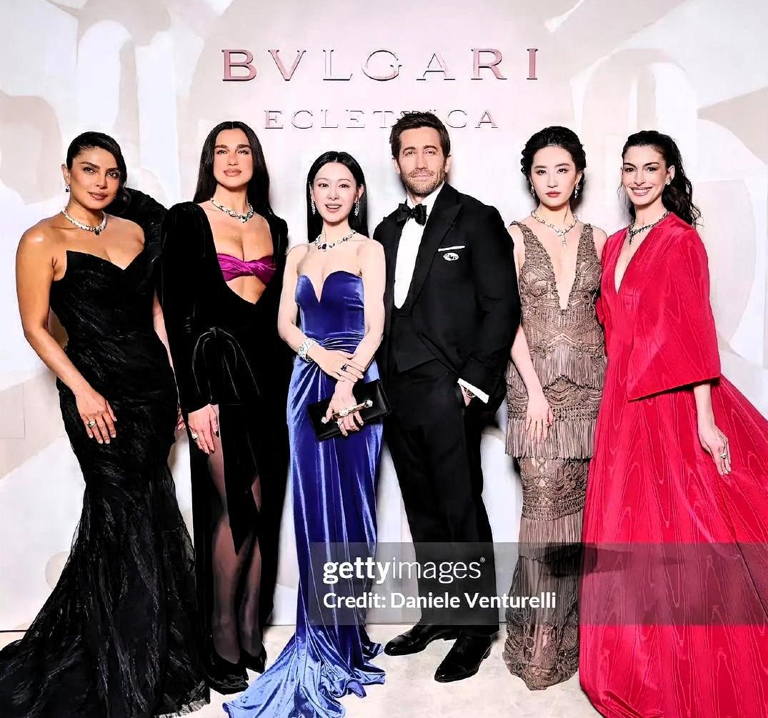 刚刷到合照，我直接看傻了。

评论区吵翻了——有人说她配，有人说她凭什么。

行