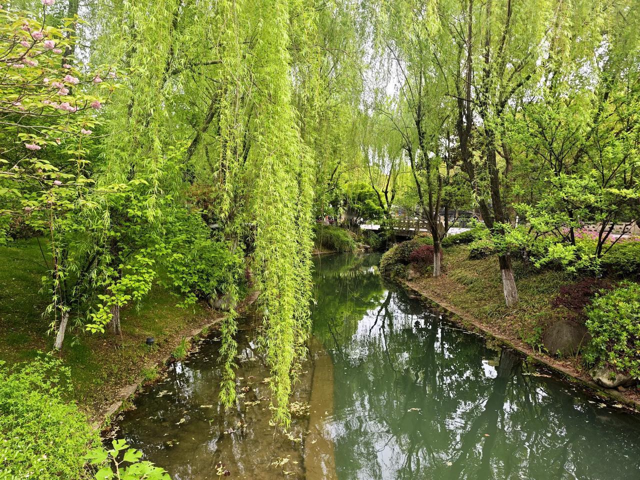 上联：冬去山明水秀，下联：请你来春来鸢飞草绿