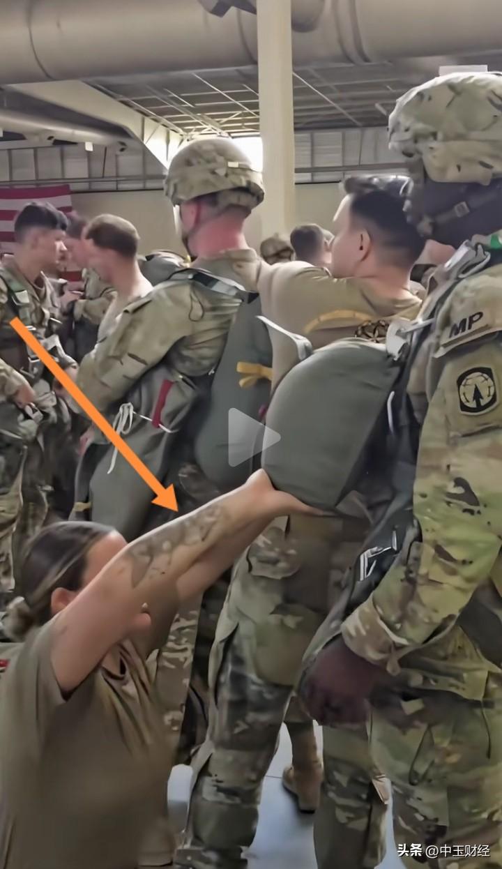 【美军纹身】美军打算出动地面部队对伊朗发起攻击，瞧瞧出发前，美军女兵整理师胳膊上