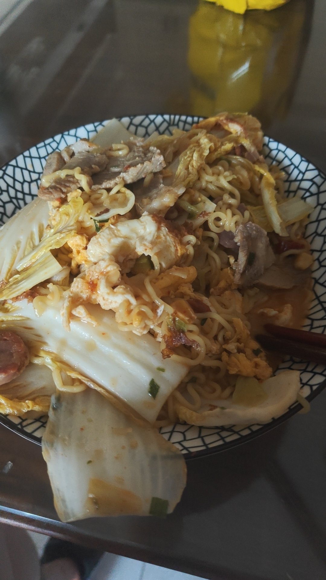 周末吃点免费的泡面吧  水放少了 泡面变拌面了台风天屯下来的泡面昨晚剩下的肉 和
