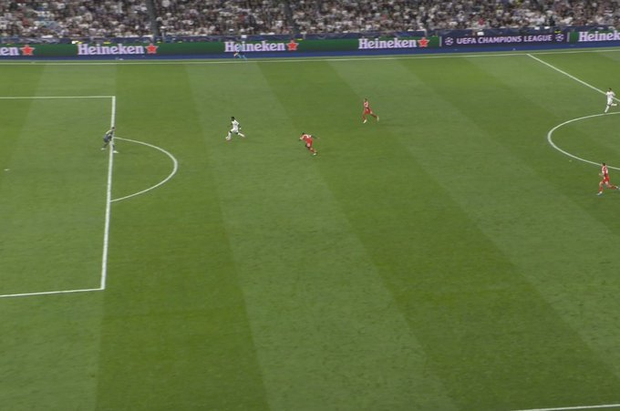 曼努埃尔·诺伊尔的守门表现极其出色！回放显示，他向前移动，让维尼修斯以为可以过掉