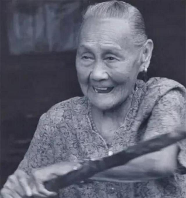 1941年9月，一个中国女兵被7名日本鬼子团团围住，正当日本人脱裤子欲行不轨时，