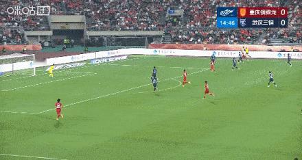 这应该是武汉三镇门将方镜淇本赛季第二次失误了吧，在重庆铜梁龙对武汉三镇的比赛中，