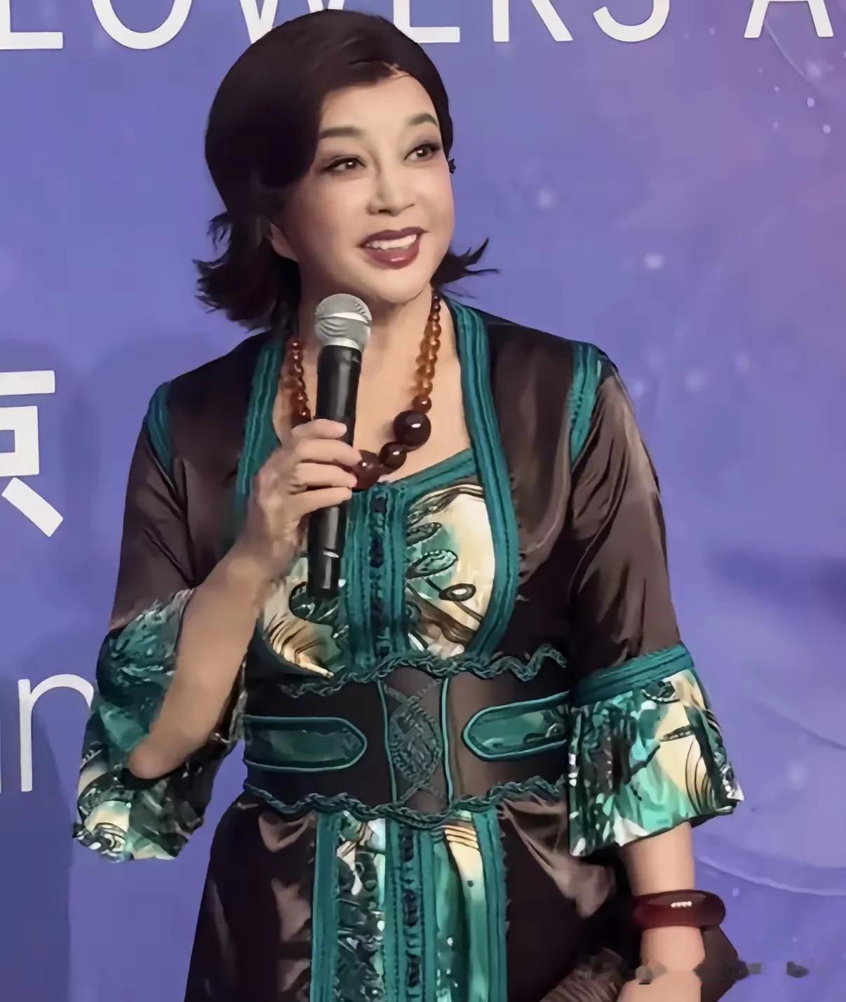 许多人都认为刘晓庆很会保养，是不老神话，其实显不显年轻最重要的一点是基因，有些基