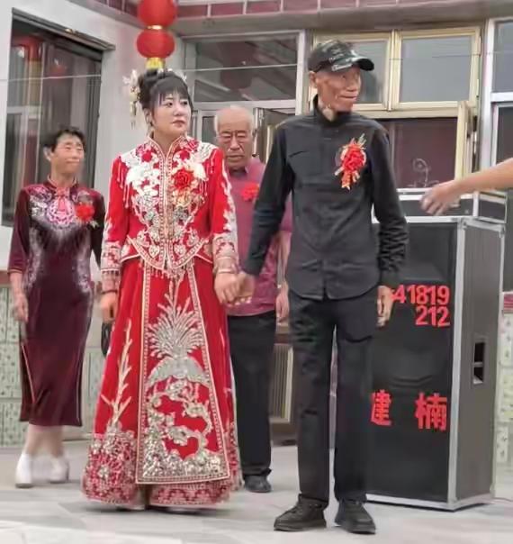 陕西33岁女子嫁48岁大叔，男方一身黑，疑似给六万彩礼，网友炸锅

在这个快节奏