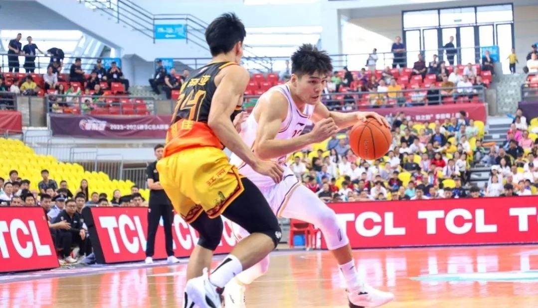 北控99-79轻取江苏，陈国豪打了全场最高的38分钟，6中3拿到10分10篮板1
