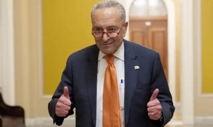 舒默这番火气不小的表态，实际上点出了美国两党在对外战略上的根本分歧！

特朗普最