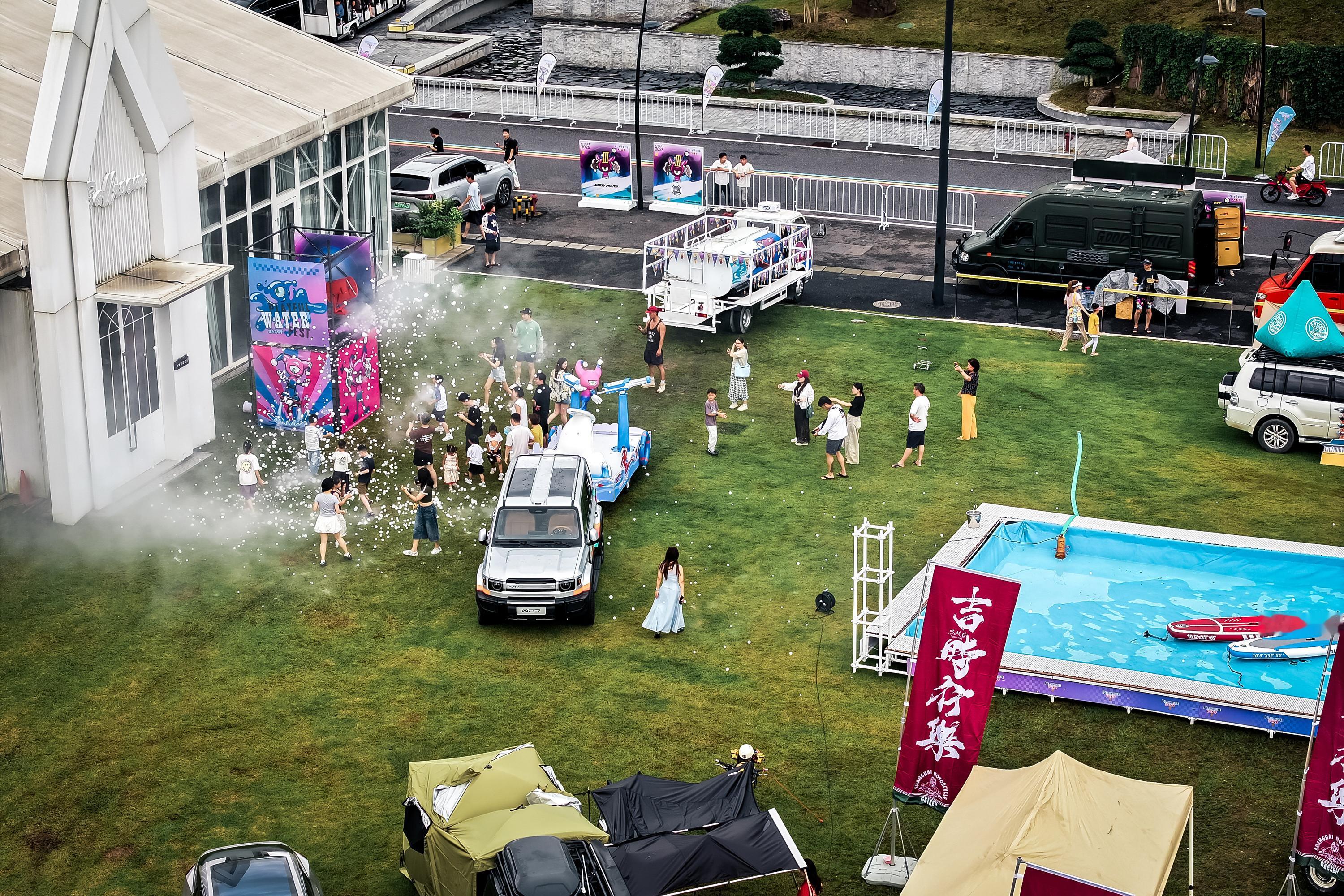 端午节千岛湖最好玩清单来了  千岛湖现场人从众，气氛直接拉满。迷你复刻小车满场窜