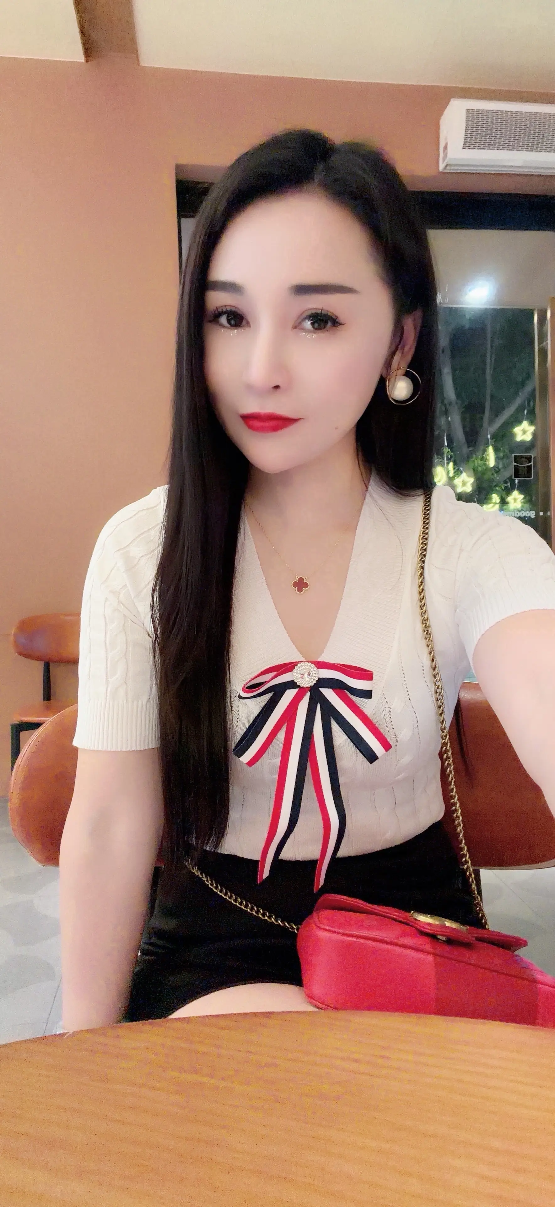 尝试接触新的人吧，因为对不起你的人永远都会对不起你，但是你不能对不起自己。