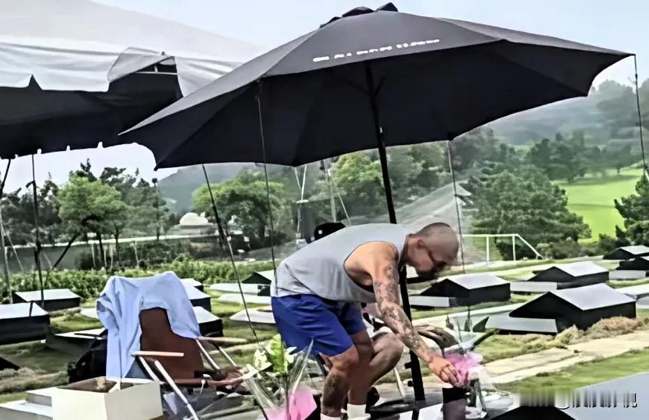 台北墓园常现神秘男子雨天撑伞晴戴帽经网友确认是具俊晔每次离开都拥抱亲吻墓碑引发热