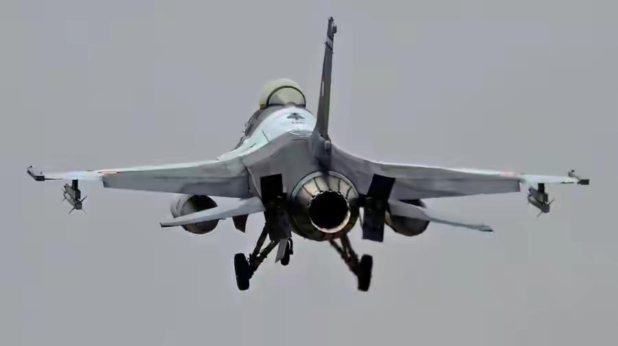 紧张升级！罗雷达现可疑信号，F-16与德“台风”战机协同戒备！