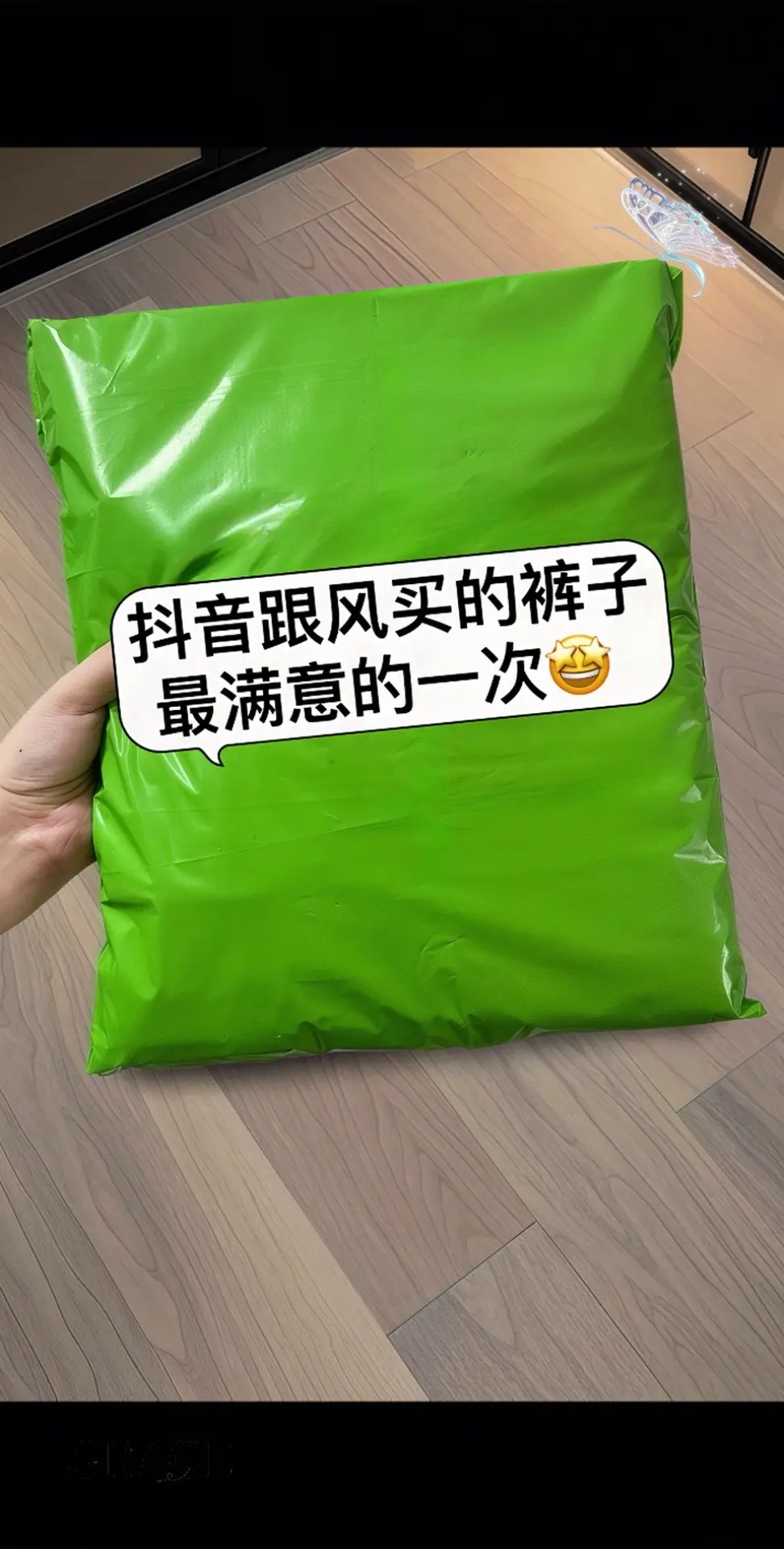 一眼心动的黑色小脚铅笔牛仔裤！修身不紧绷，恰到好处包裹双腿，勾勒自然曲...