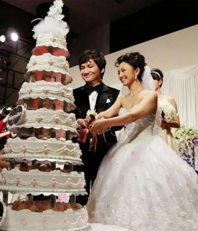 2010年，罗海琼和华谊副总裁费麒结婚，婚礼上费麒突然抢过司仪的话筒，大家以为他