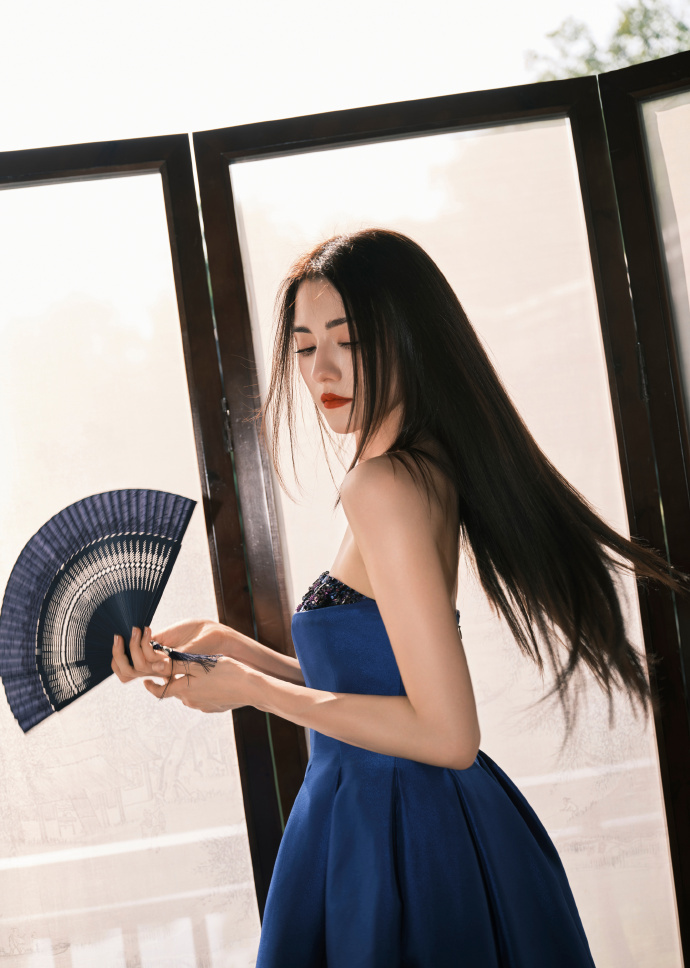 #娜然锁骨能养鱼##娜然靛蓝抹胸江南韵味# 娜然的锁骨线条堪称完美，搭配靛蓝抹胸