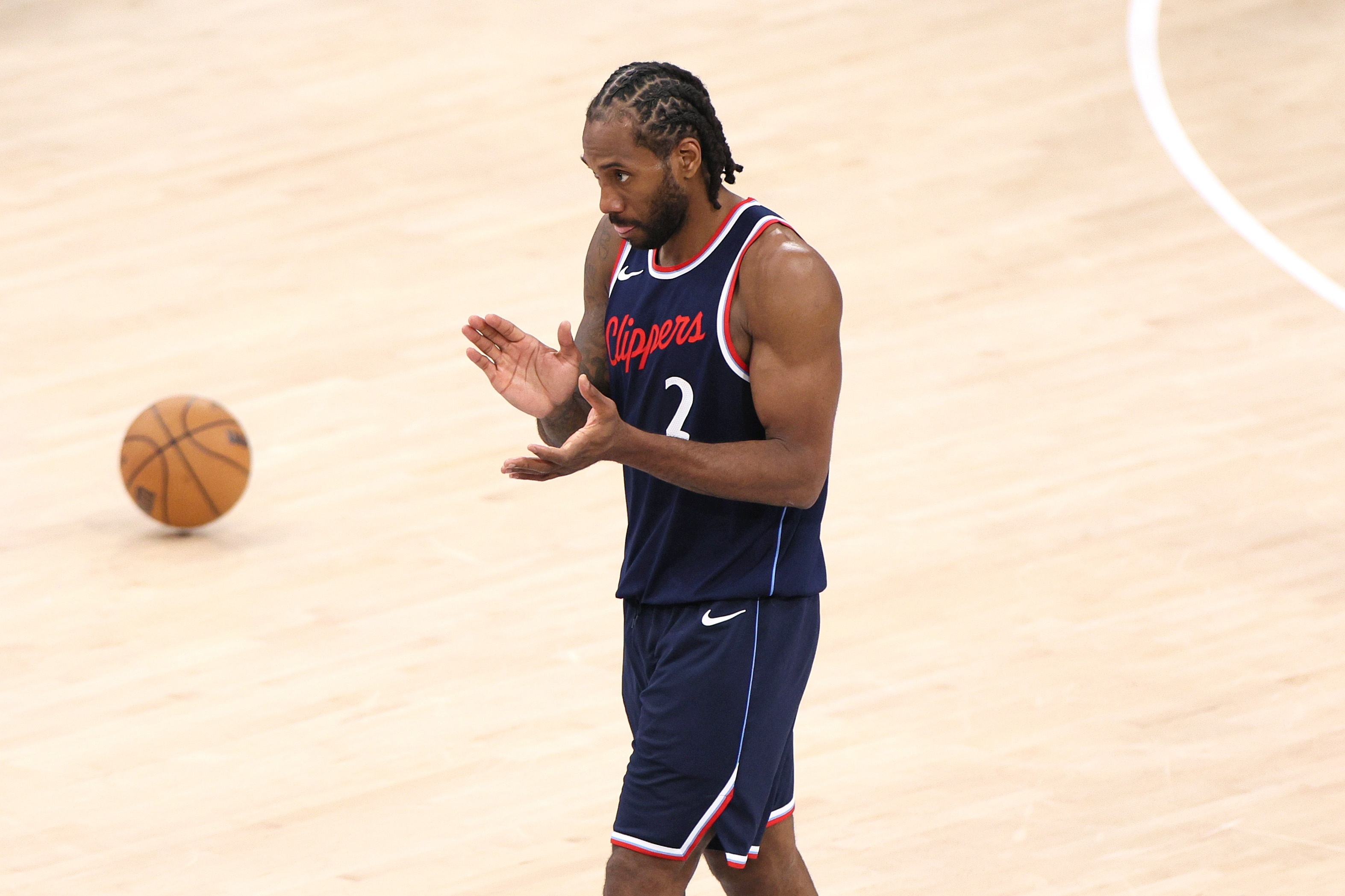 记者、前ESPN撰稿人Pablo Torre在播客节目中爆料莱昂纳德和老板鲍尔默