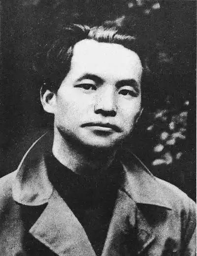 1909年，年仅15岁的邓中夏不得不娶大嫂为妻，但是大嫂已经和大哥成婚一年，感情