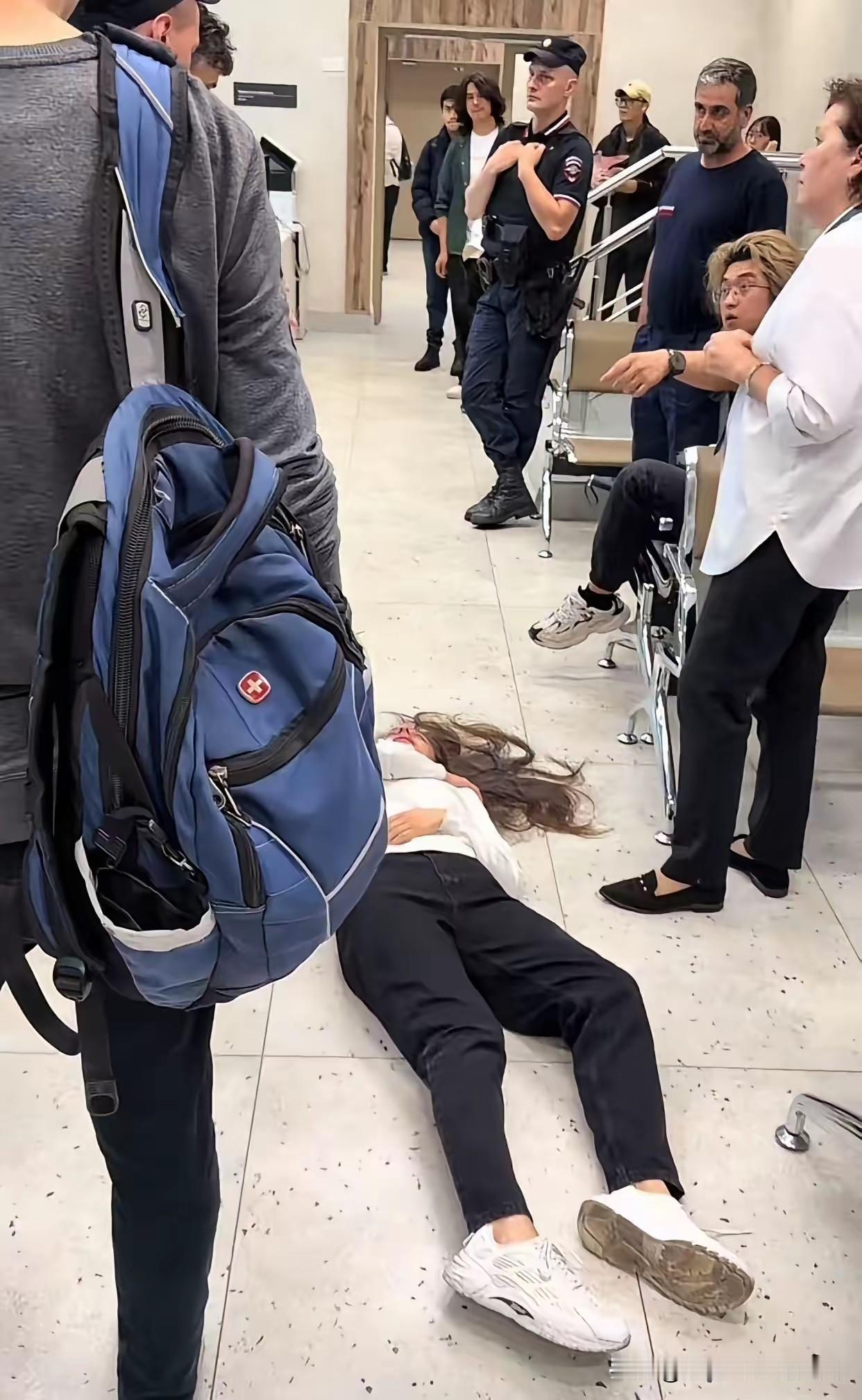 太解气！圣彼得堡那个中国男生被老外插队还挨了一巴掌，反手打回去，最后警方认定正当