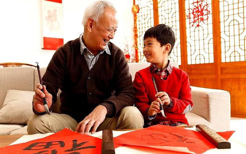 一篇名叫《女儿是家庭的福》的长文今天冲上热搜作者拿“落叶归根”当锤子把“非得生儿