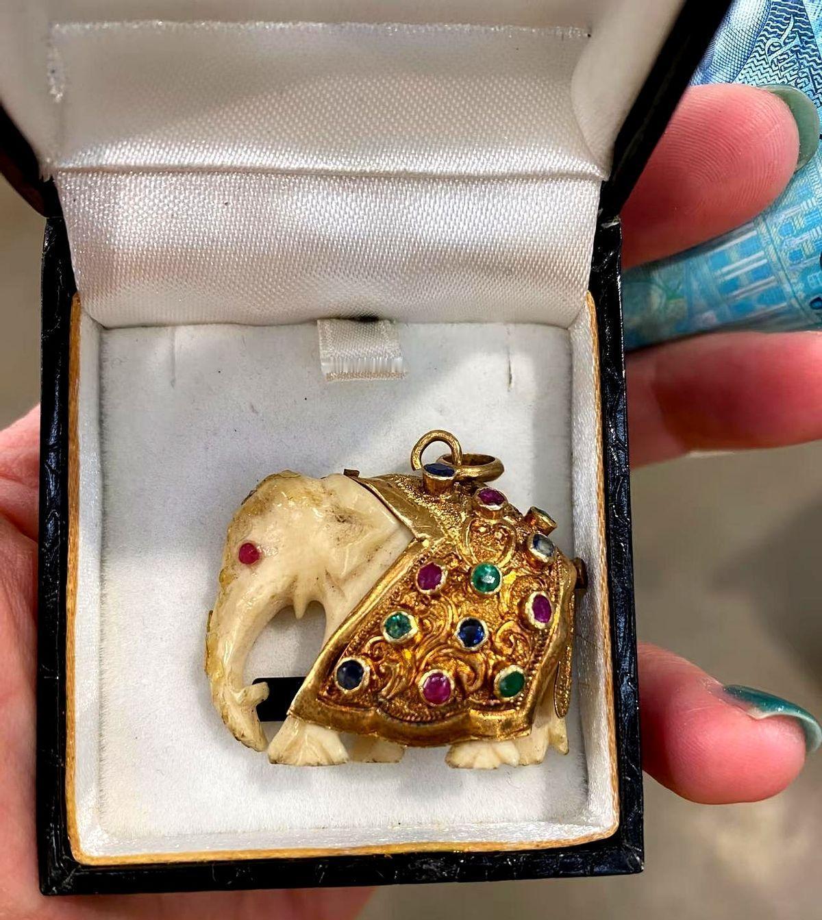 果不其然。
 
英国方面突然宣布了，《象牙法》全面执行，商业交易一律不许，现场执