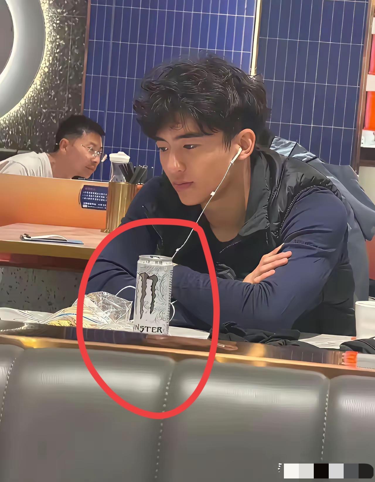 谢霆锋儿子喝的是什么牌子的饮料，看上去是进口的，有钱就是好