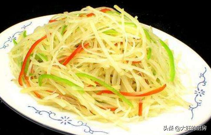 炒土豆丝不黑不粘锅的小窍门：土豆丝切好后，放在水中洗一下，把淀粉洗掉，然后加水泡