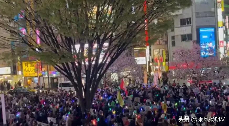 东京街头震撼一幕！上千名日本民众高举标语，齐声大喊：中国对不起！ 

事情的起因