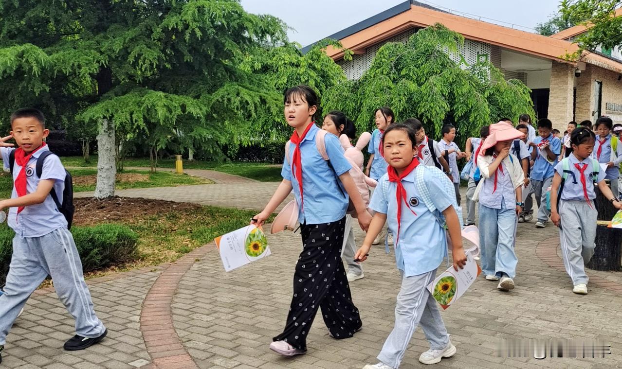 秦岭国家植物园成为全国中小学生研学实践教育基地的网红打卡地
作者:陈必成
   