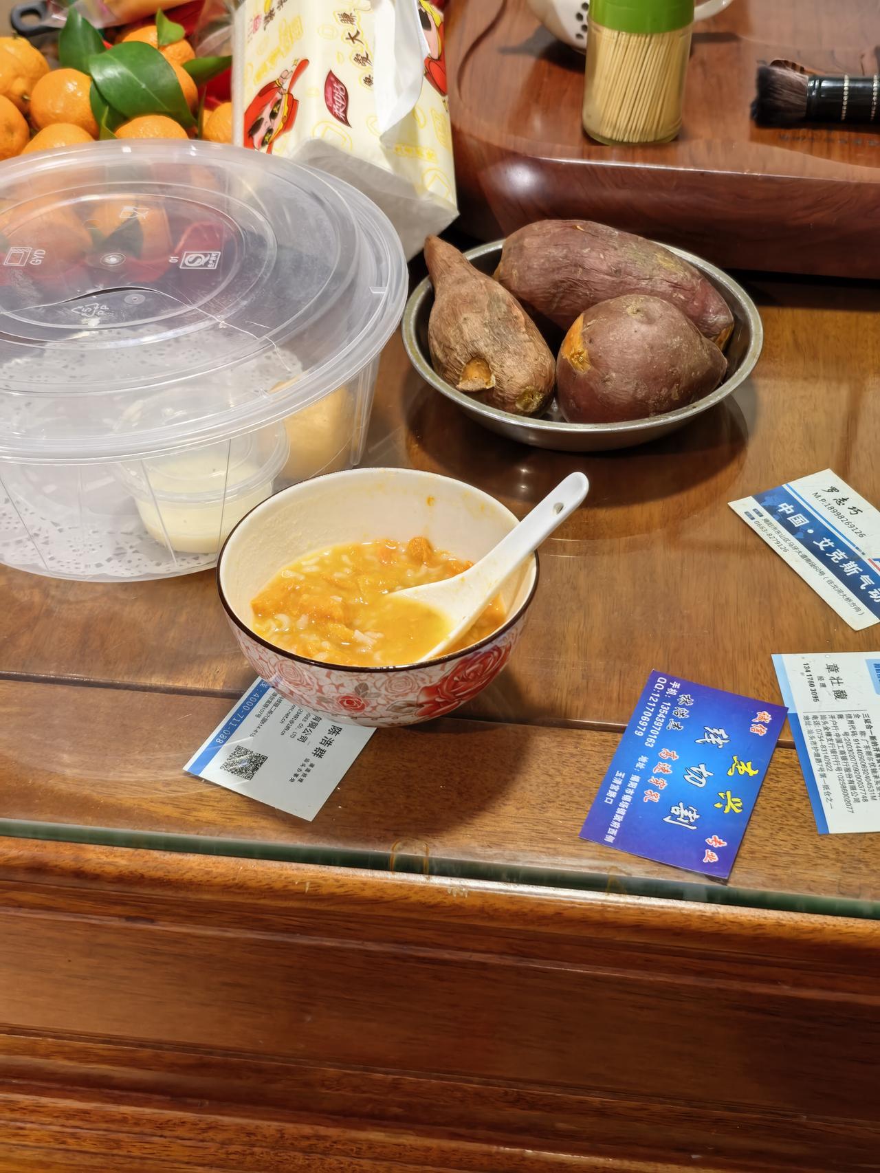 今天晚上喝番薯粥，营养又健康。
最近胃口不好，不喜欢油腻，婆婆就给我煮了番薯粥。