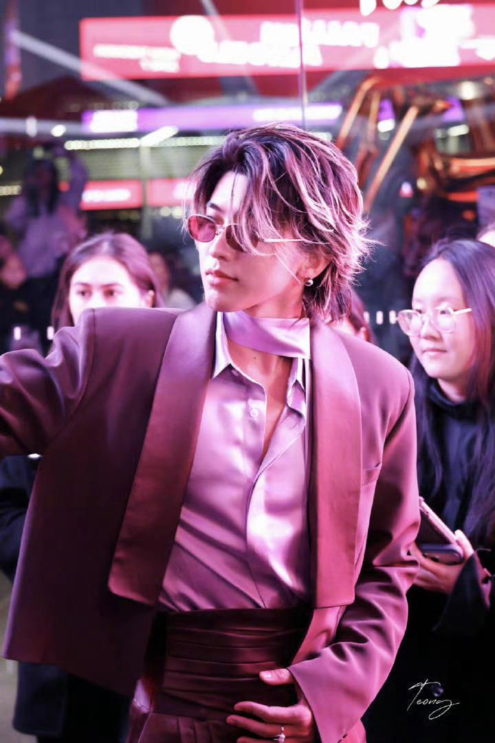 蔡徐坤亮相MetGala预热派对这个造型怎么感觉有点似曾相识？不知道有没有人有印